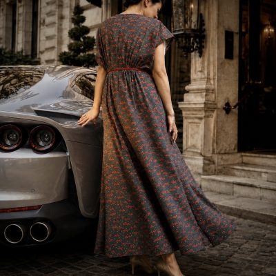 金澤小紋の正絹ドレスを着た女性とFerrari 812 Superfast